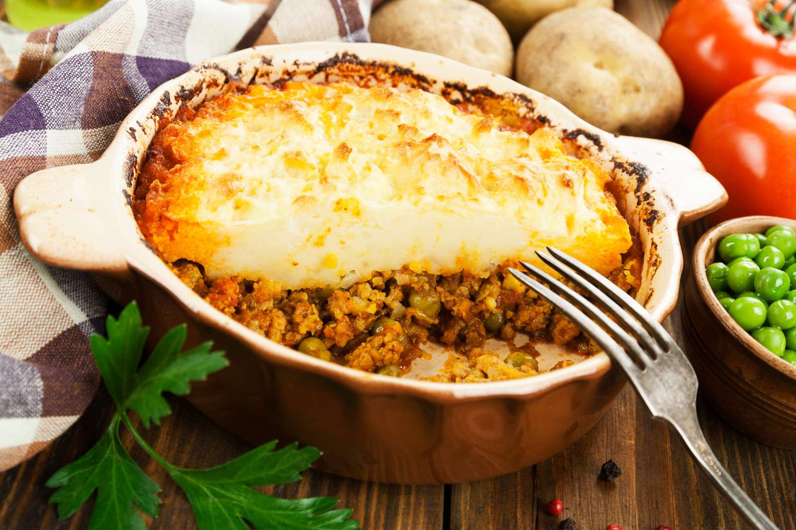 Cottage pie with meat and green peasCottage pie with meat and green peas